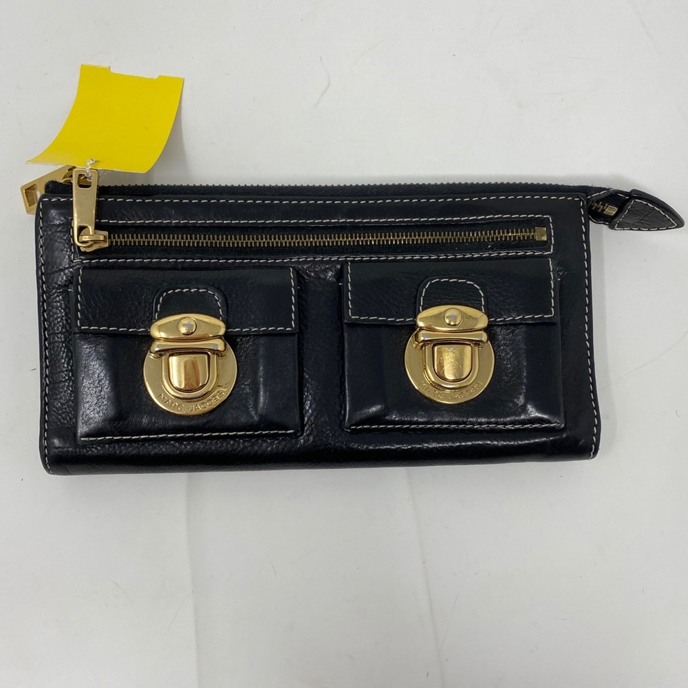 black wallet